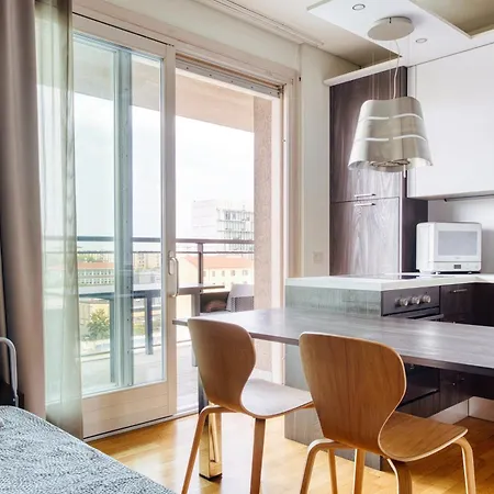 Giaxtower Gym & Pool Bright Space *